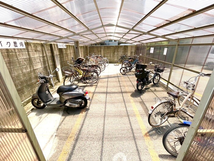 物件外観写真4　(駐輪場)