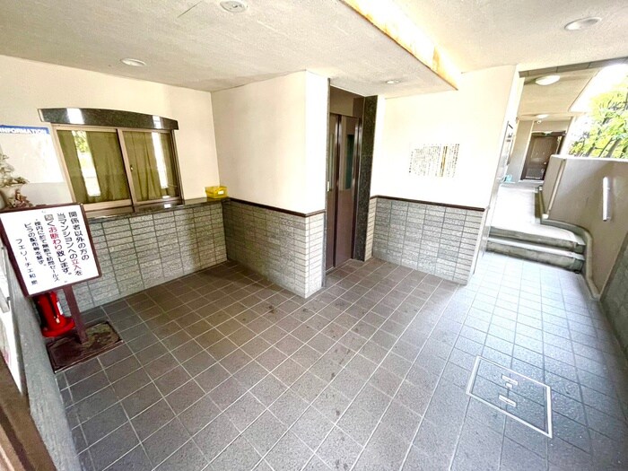 物件外観写真6　(エントランス部分)