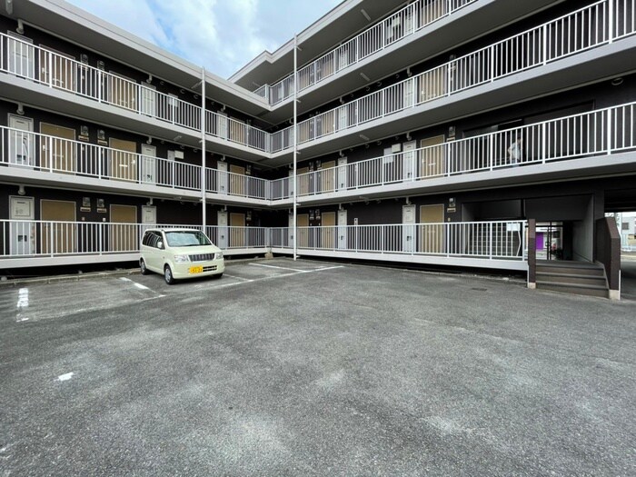 物件外観写真5　(駐車場)