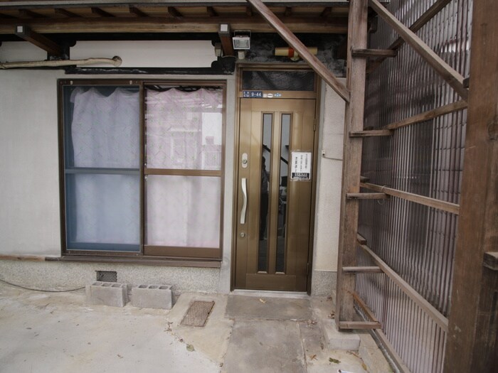 物件外観写真3　(エントランス部分)
