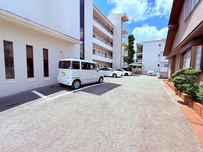 物件外観写真4　(駐車場)