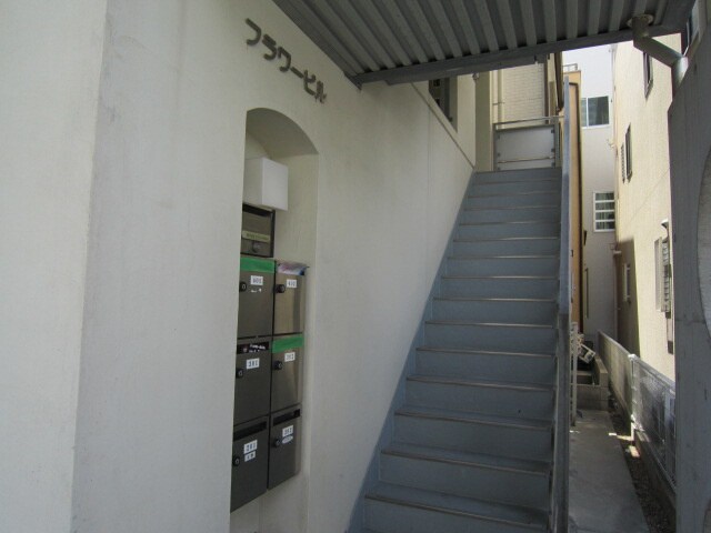 物件外観写真3　(エントランス部分)