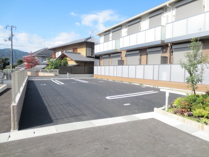物件外観写真3　(駐車場)