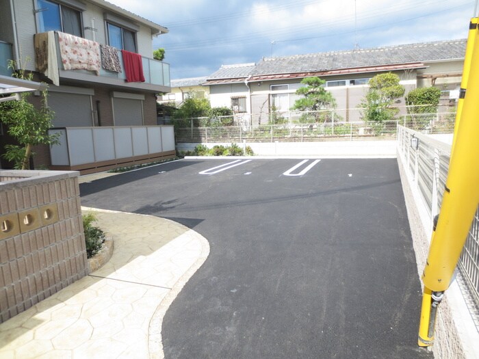 物件外観写真5　(駐車場)