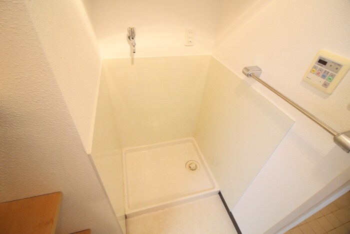 物件内観写真5　(洗濯機置場)