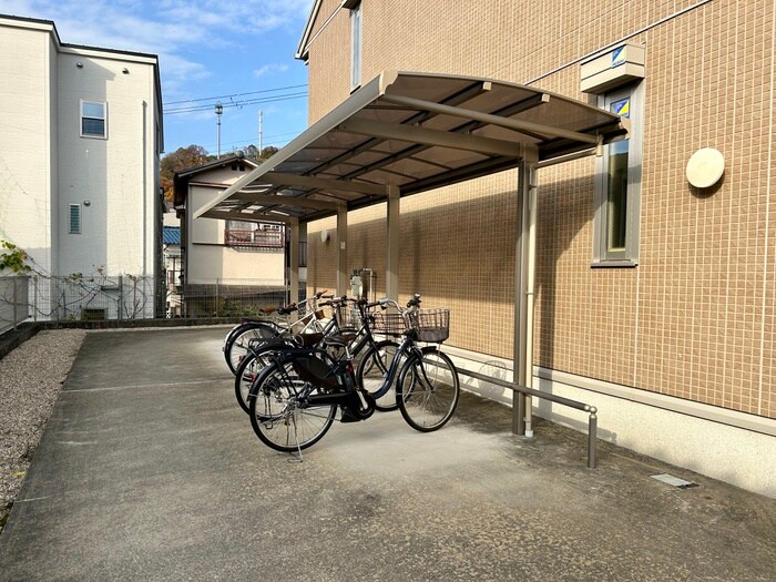 物件外観写真2　(駐輪場)