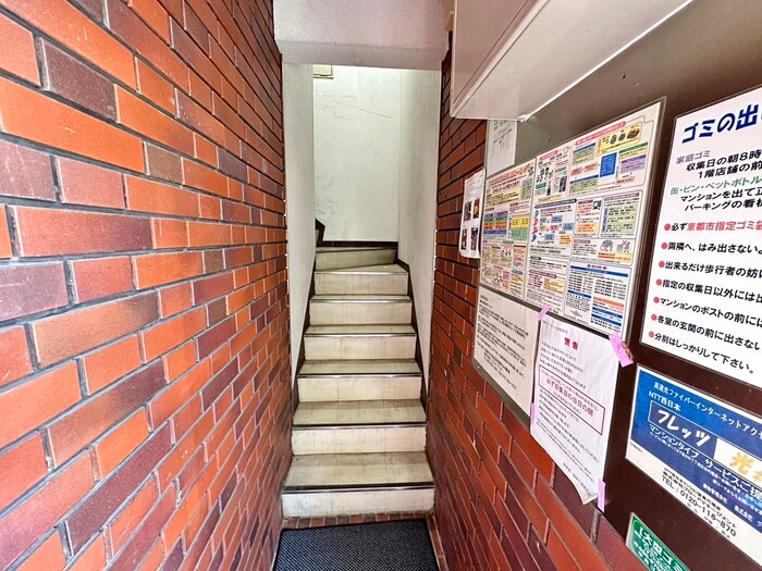 物件外観写真3　(エントランス部分)