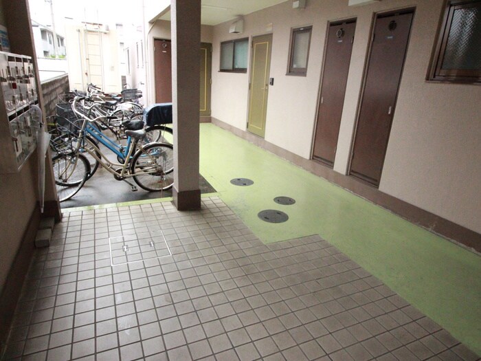 物件外観写真6　(エントランス部分)