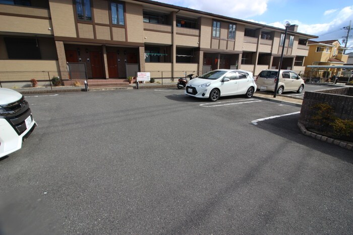 物件外観写真3　(駐車場)