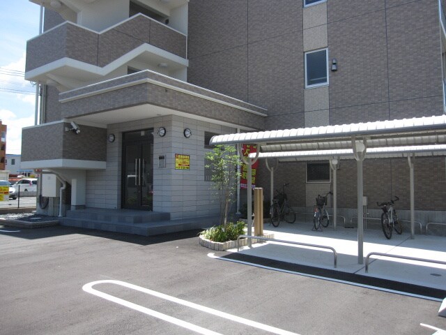物件外観写真2　(エントランス部分)