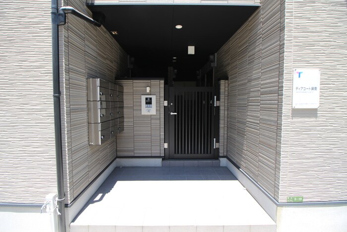 物件外観写真3　(エントランス部分)