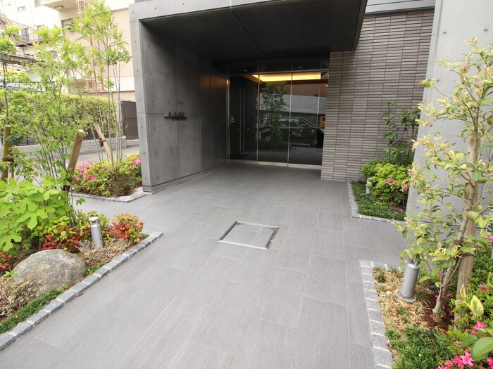 物件外観写真3　(エントランス部分)