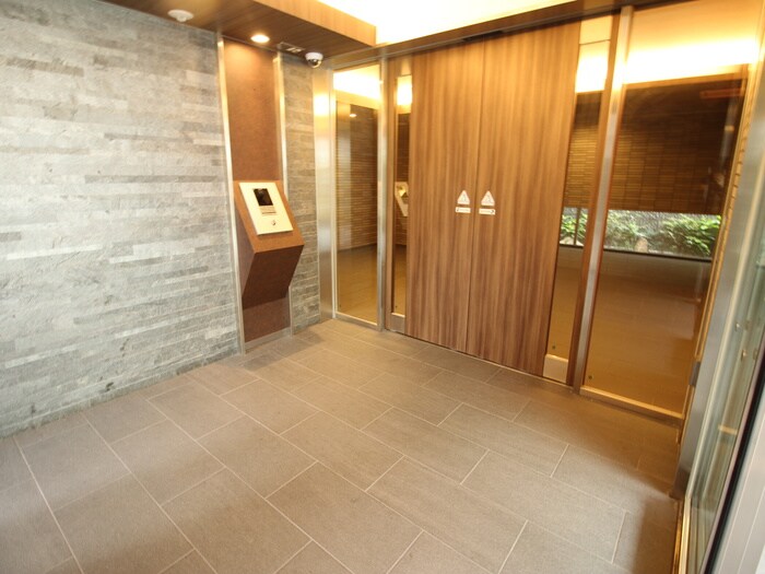 物件外観写真4　(エントランス部分)