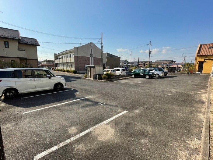 物件外観写真3　(駐車場)