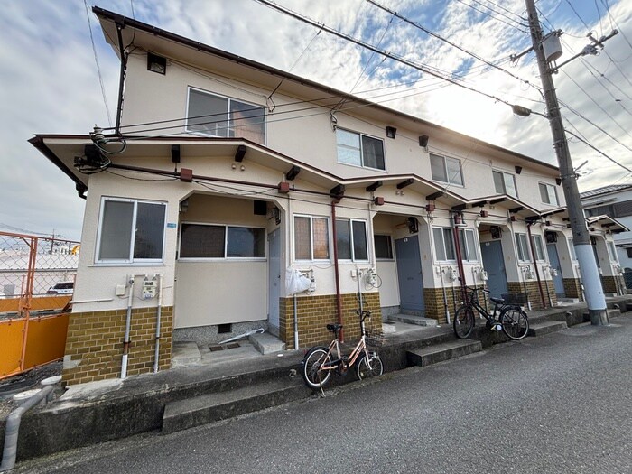 物件外観写真2　(エントランス部分)