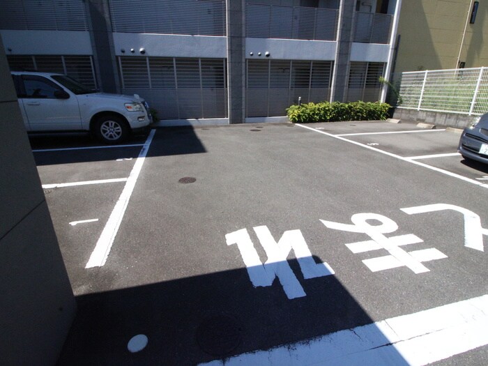 物件外観写真2　(駐車場)