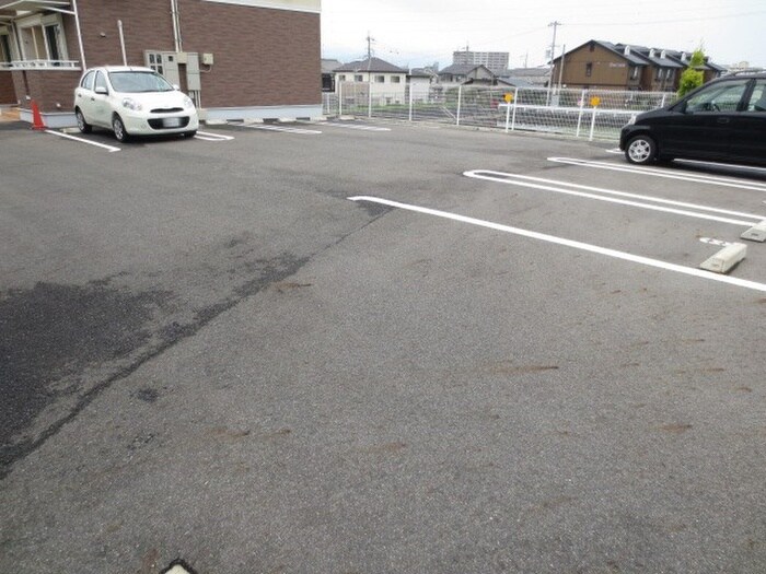 物件外観写真2　(駐車場)
