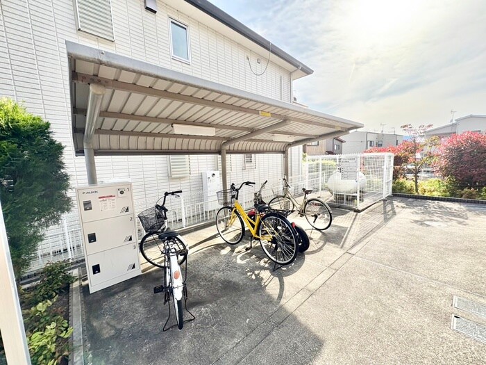 物件外観写真3　(駐輪場)