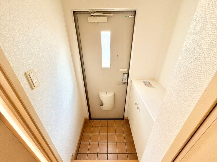 物件内観写真16　(玄関)