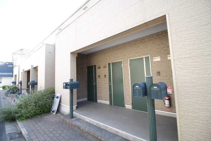 物件外観写真2　(エントランス部分)