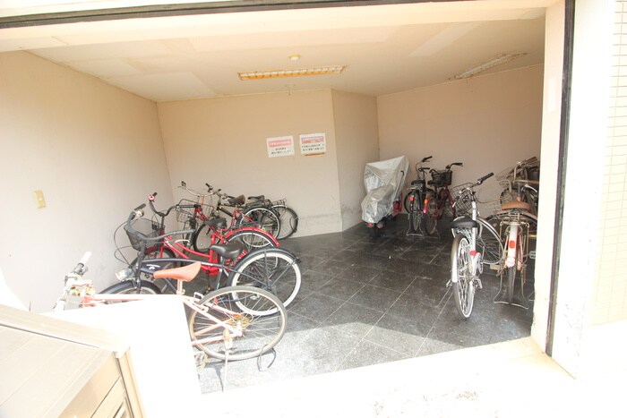 物件外観写真3　(駐輪場)