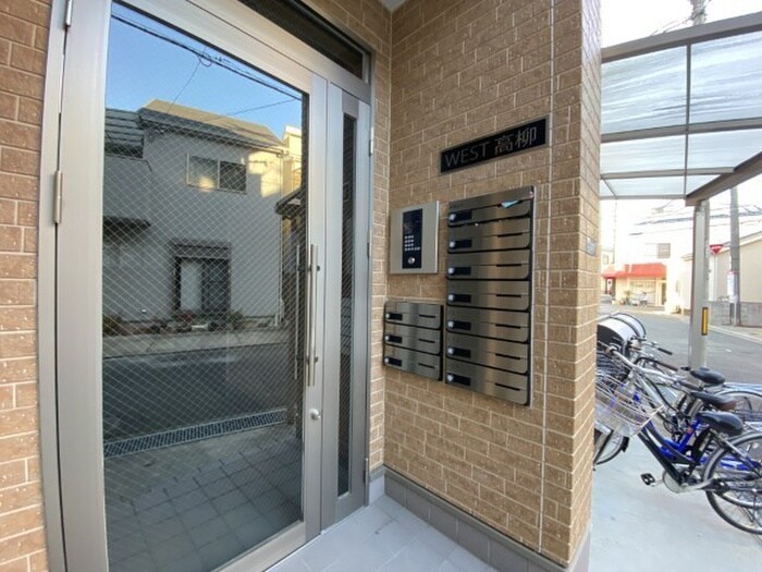 物件外観写真2　(エントランス部分)