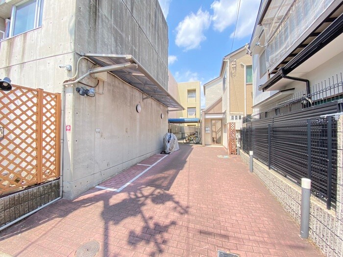 物件外観写真2　(エントランス部分)