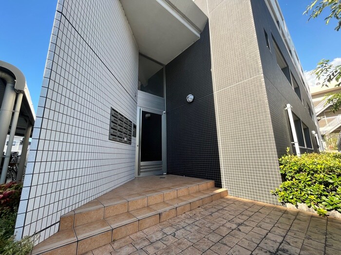 物件外観写真3　(エントランス部分)