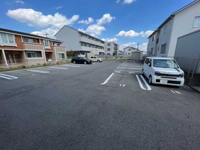 物件外観写真2　(駐車場)