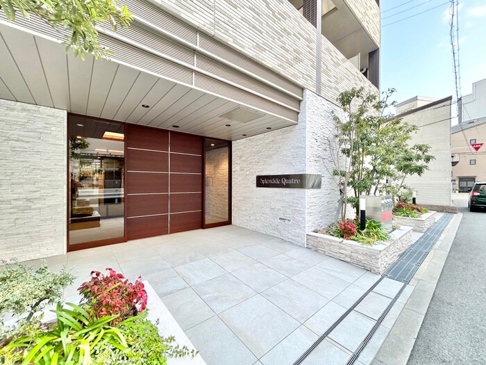 物件外観写真2　(エントランス部分)