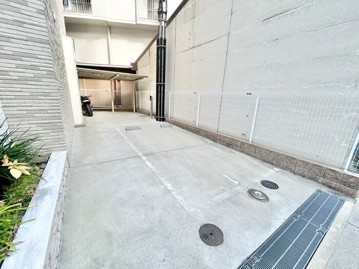 物件外観写真5　(駐車場)