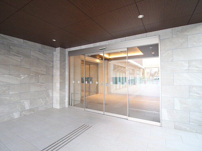 物件外観写真2　(エントランス部分)