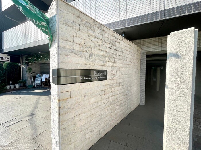 物件外観写真4　(エントランス部分)