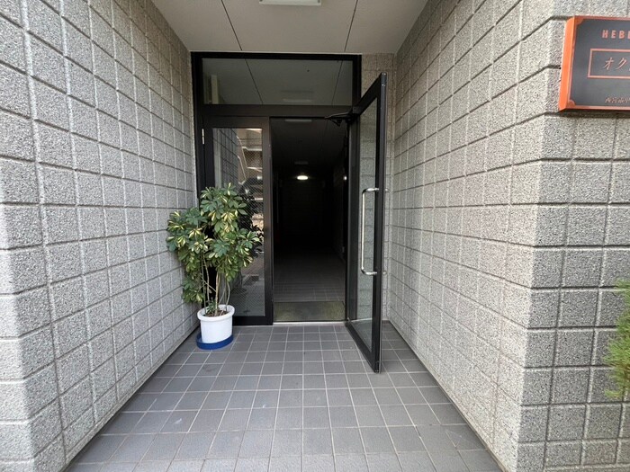 物件外観写真3　(エントランス部分)