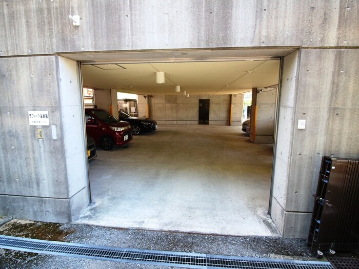 物件外観写真4　(駐車場)