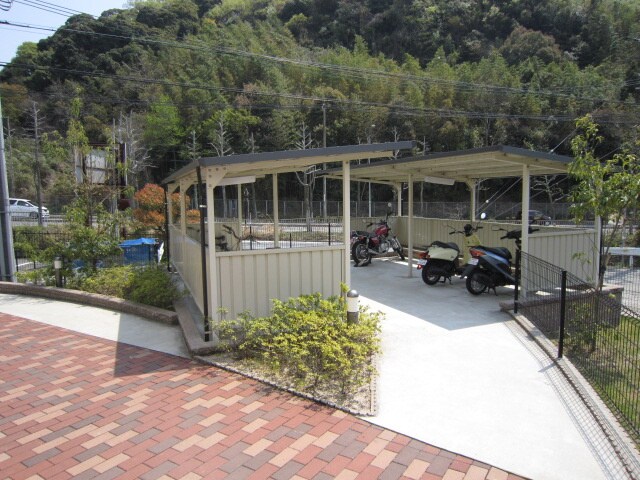 物件外観写真2　(駐輪場)