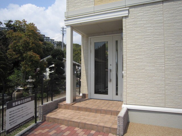 物件外観写真3　(エントランス部分)