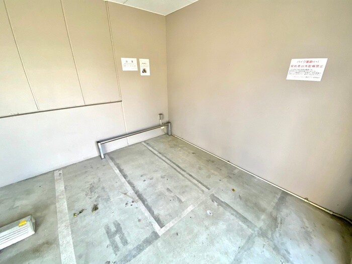 物件外観写真6　(バイク置き場)