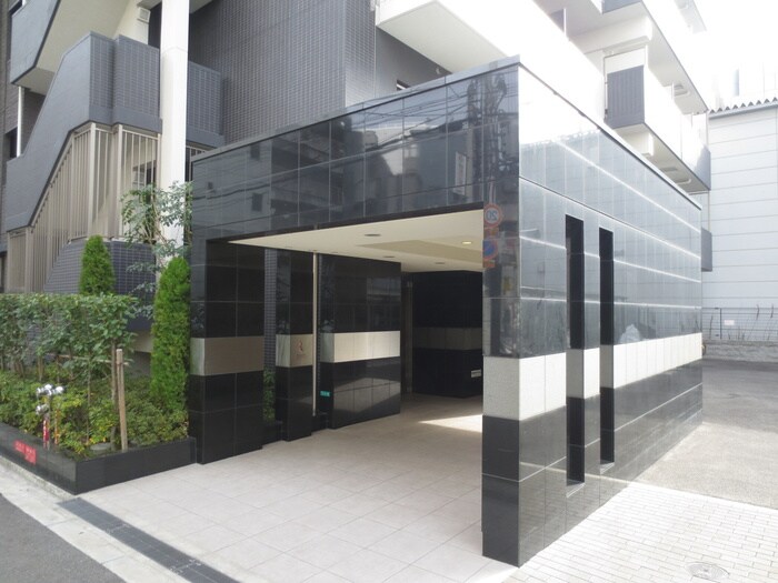 物件外観写真2　(エントランス部分)