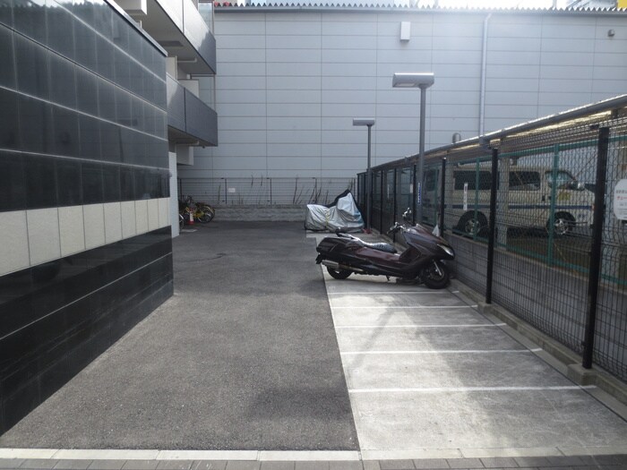 物件外観写真5　(バイク置き場)