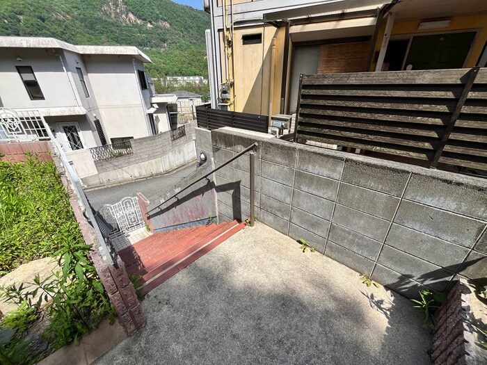 物件外観写真5　(エントランス部分)