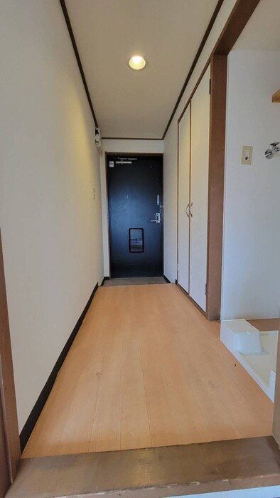 物件内観写真4　(玄関)