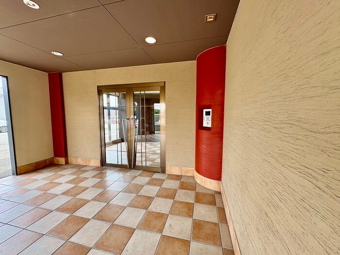 物件外観写真2　(エントランス部分)