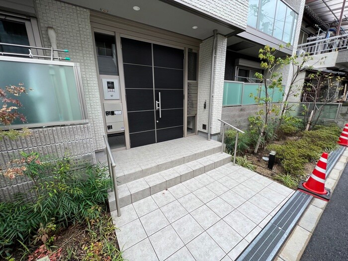 物件外観写真3　(エントランス部分)