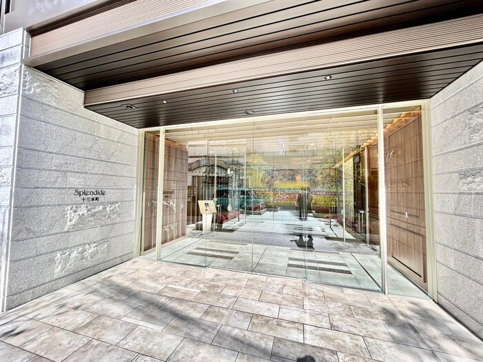 物件外観写真3　(エントランス部分)