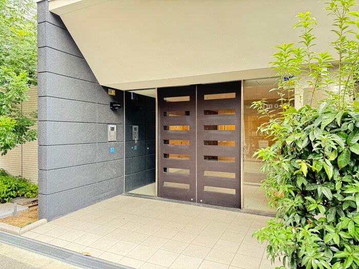 物件外観写真2　(エントランス部分)