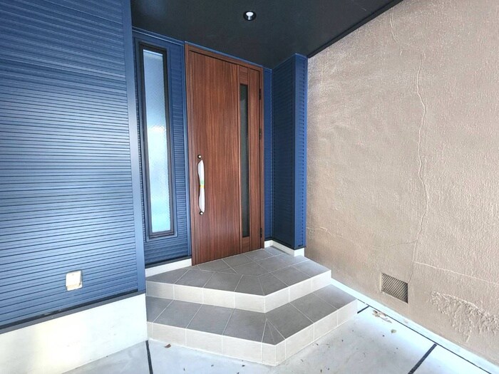 物件外観写真2　(エントランス部分)