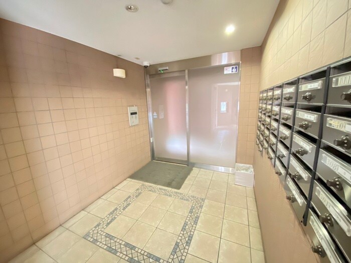 物件外観写真2　(エントランス部分)