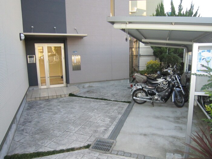 物件外観写真3　(エントランス部分)