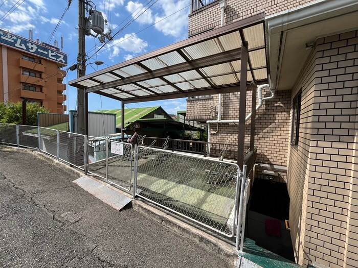 物件外観写真4　(駐輪場)
